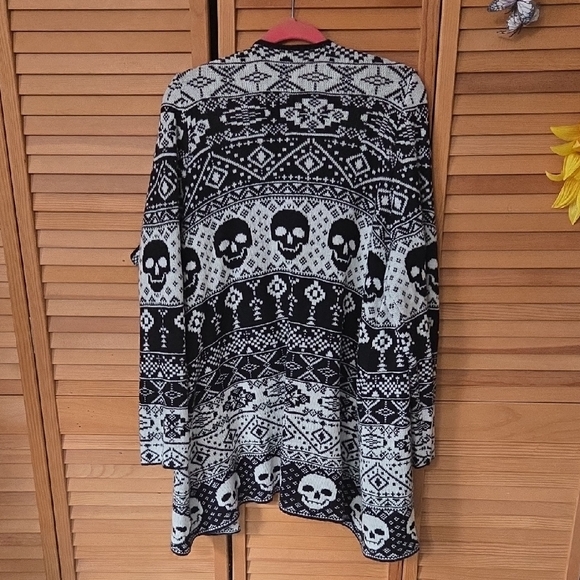 Torrid Black and White Skull Patterned Cardigan - Picture 4 of 4
